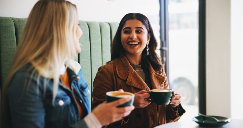Anzeichen, dass du zu nett bist: Frauen unterhalten sich und lachen Anzeichen, dass du zu nett bist: Frauen unterhalten sich und lachen