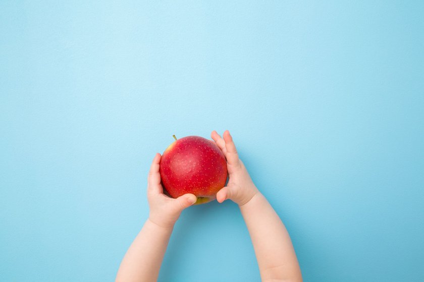 Fingerfood fürs Baby: Apfel, am besten als Schnitze, lieben Babys als Fingerfood und ist sehr praktisch für unterwegs.