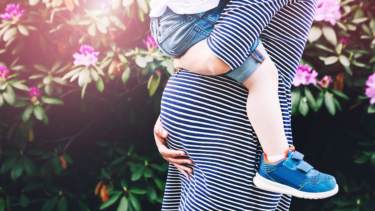 Symphysenlockerung: Schwangere trägt Kind