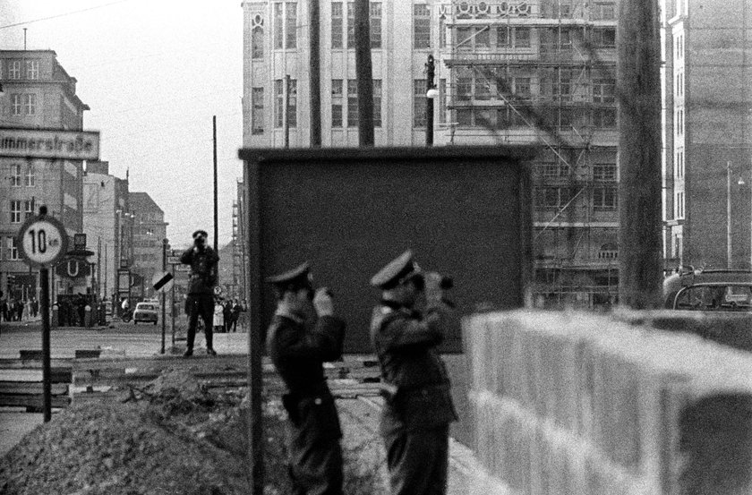 Grenzposten mit Feldstechern am Checkpoint Charlie in Berlin Grenzposten mit Feldstechern am Checkpoint Charlie in Berlin