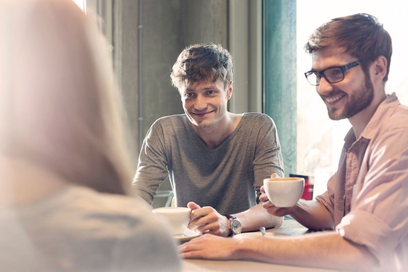 Eine Gruppe junger Menschen hält Small Talk Eine Gruppe junger Menschen hält Small Talk