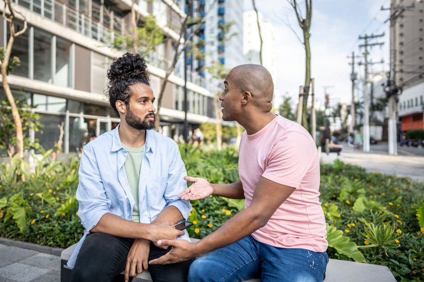 10 Anzeichen, dass du dich von Familie und Freunden entfernst 10 Anzeichen, dass du dich von Familie und Freunden entfernst