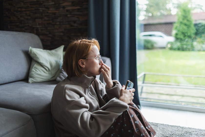 10 Anzeichen, dass du dich von Familie und Freunden entfernst 10 Anzeichen, dass du dich von Familie und Freunden entfernst