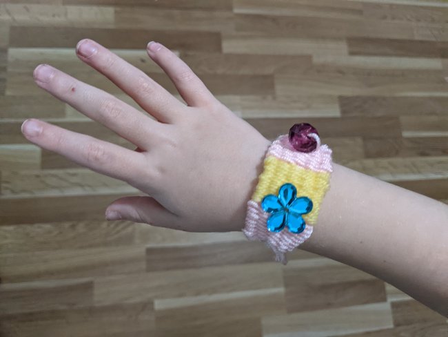 Weben mit Kindern: Fertiges Armband