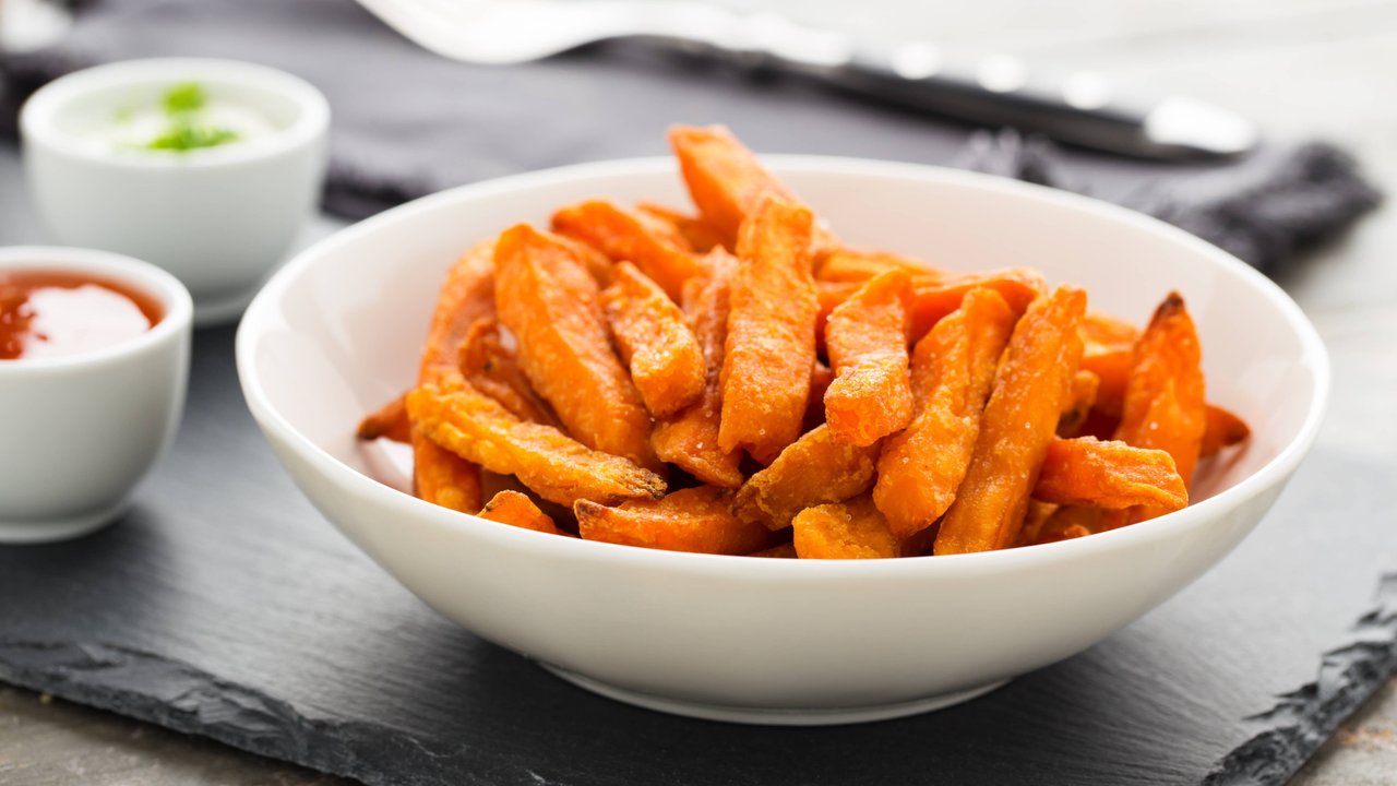 Süßkartoffel-Pommes schmecken schön knusprig am besten. Süßkartoffel-Pommes schmecken schön knusprig am besten.