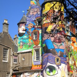 Mit Graffiti verziert: Dieses schottische Kunstwerk ist ein Kunstwerk