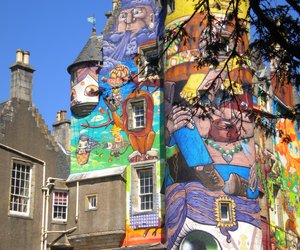 Mit Graffiti verziert: Dieses schottische Kunstwerk ist ein Kunstwerk