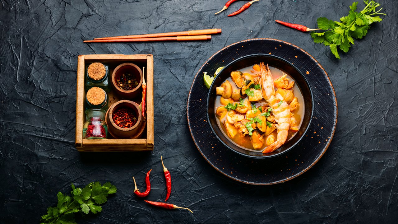 Fischsauce gehört zu vielen asiatischen Gerichten – doch es gibt einige Alternativen.