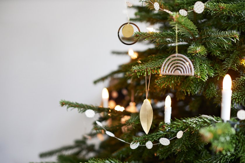 Boomer-Weihnachtsbaum-Deko, die out ist. Was dafür in ist: Modere & minimalistische Dekoelemente