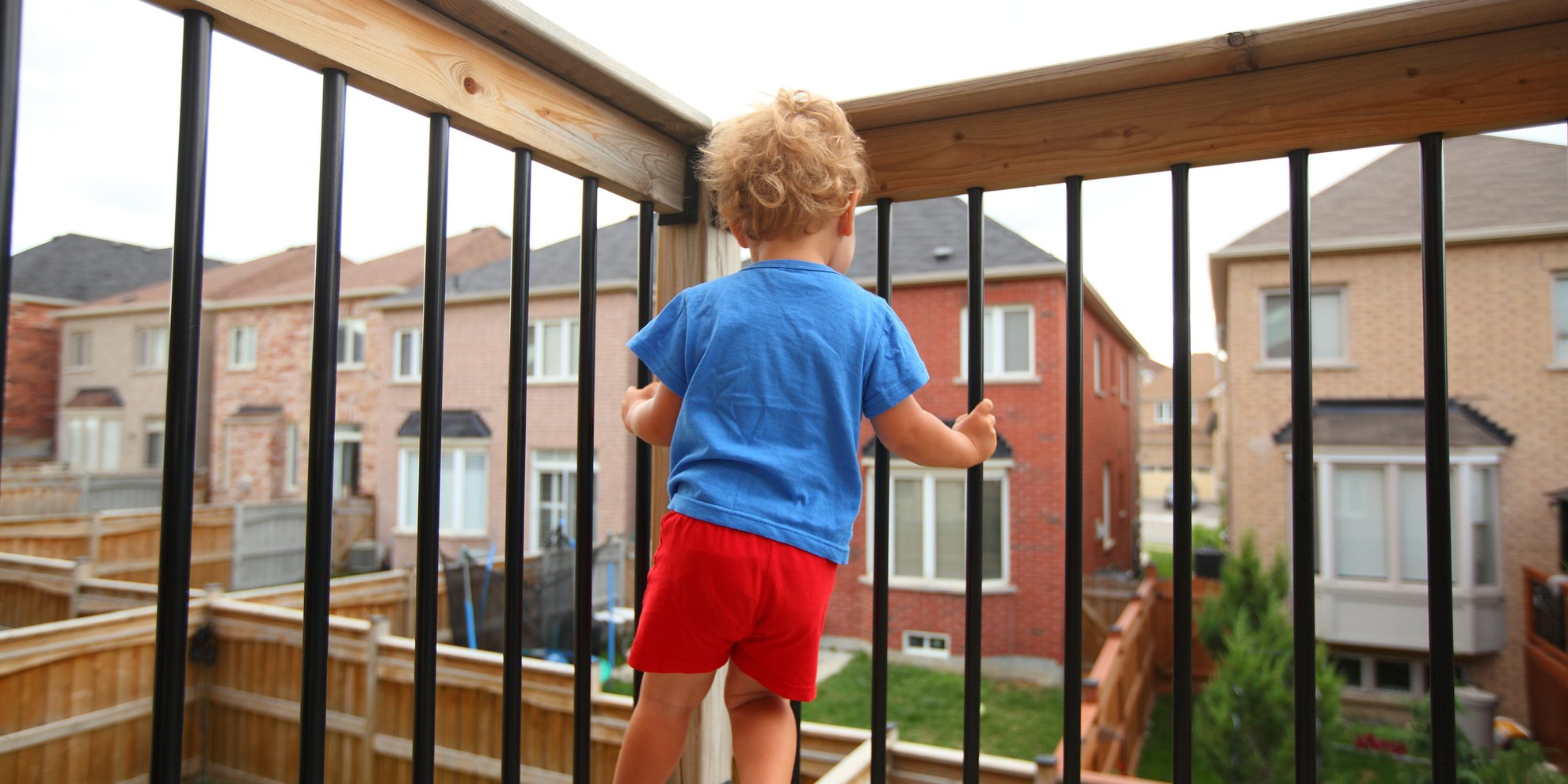 Balkon kindersicher machen: Mit diesen Tipps geht's ganz einfach