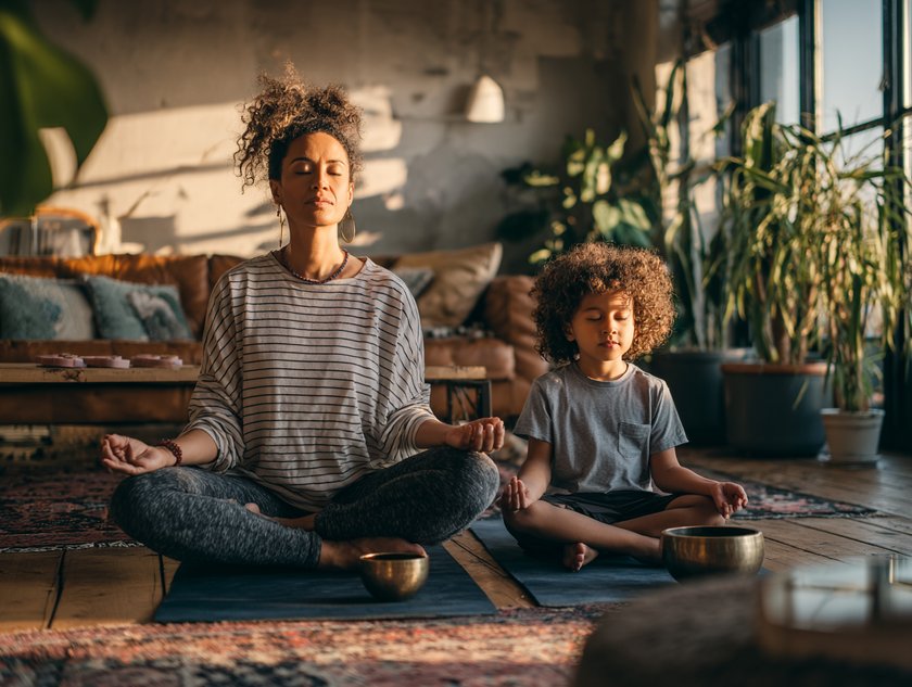 Mutter und Sohn machen Yoga mit Klangschale Mutter und Sohn machen Yoga mit Klangschale