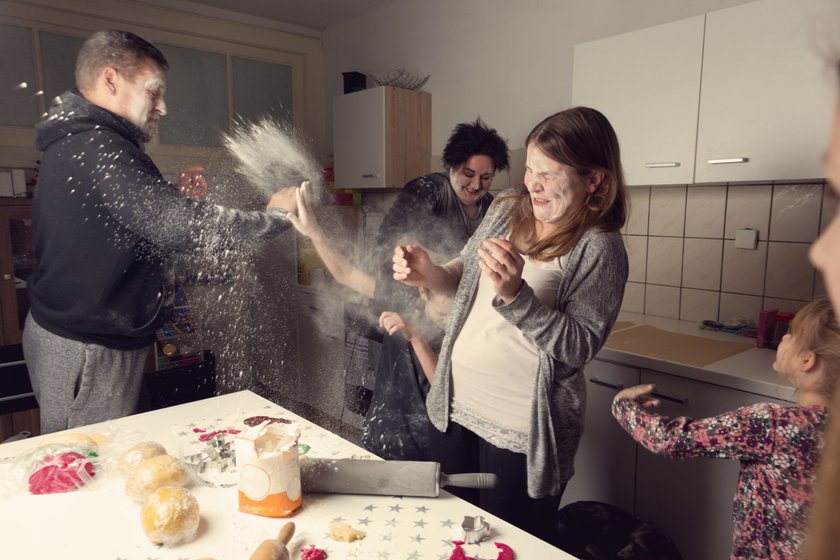 Familie backt zusammen in der Küche und veranstaltet ein Chaos