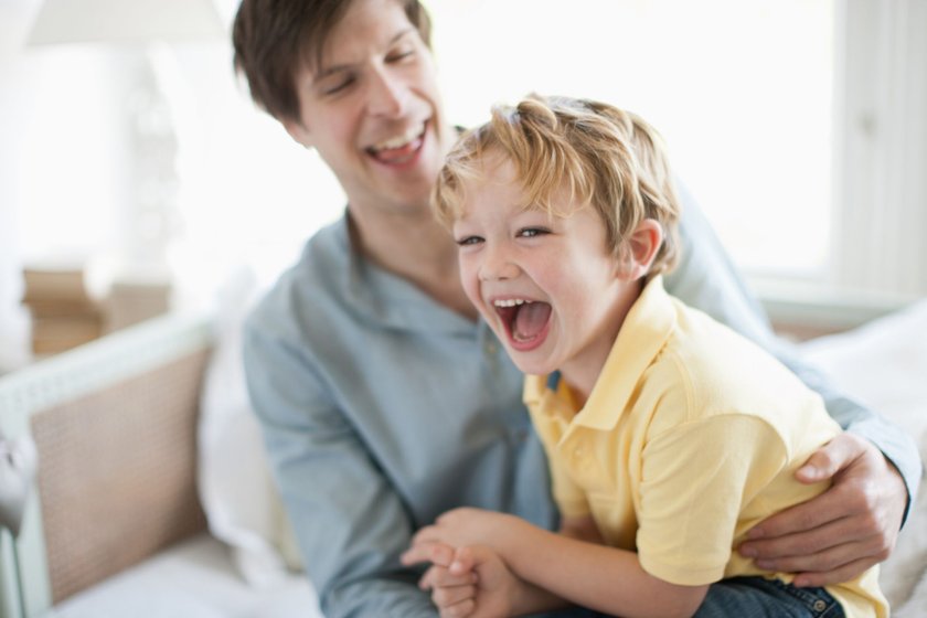 Scherzfragen für Kinder: Vater und Sohn lachen