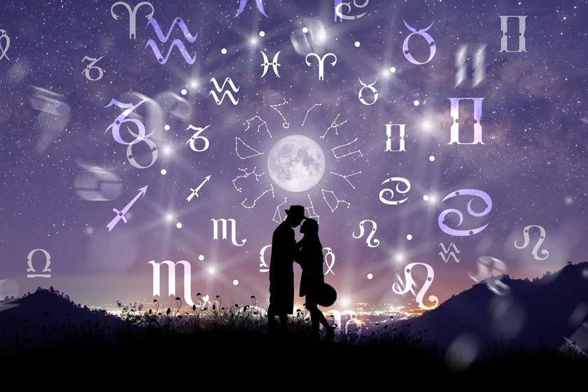 Astrologische Symbole am lila Himmel, Umrisse eines Liebespaares