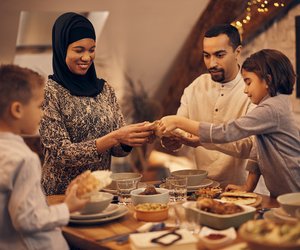 Zuckerfest im Islam: So könnt ihr gemeinsam mit euren muslimischen Freunden feiern