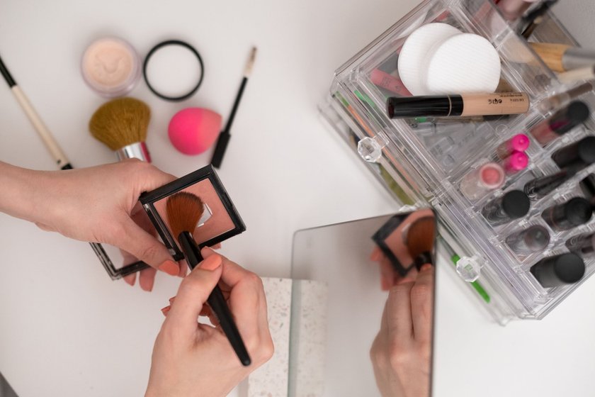 Make-up Produkte und Frauenhände
