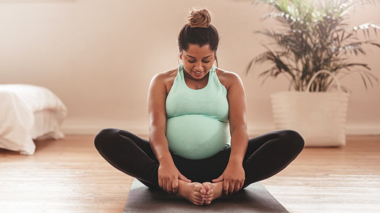 Sport in der Schwangerschaft: Schwangere beim Dehnen