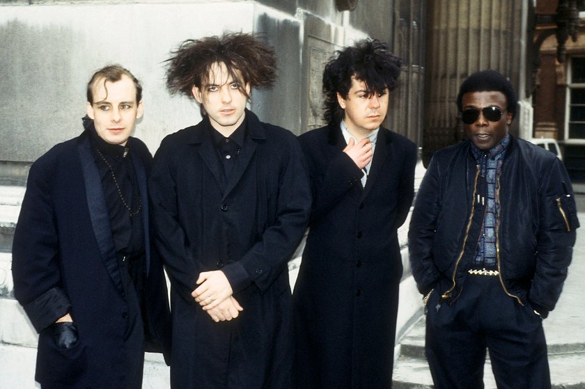 Archivbilder der Woche KW27 Porl Thompson, Robert Smith, Laurence Tolhurst und Andy Anderson von The Cure bei einem Pressetermin anlässlich ihrer World Tour in der Zansibar. London, 10.04.1984 *** Porl Thompson, Robert Smith, Laurence Tolhurst and Andy Anderson of The Cure at a press event on the occasion of their world tour at Zanzibar London, 10 04 1984 Foto:xR.xKeuntjex/xFuturexImage Archivbilder der Woche KW27 Porl Thompson, Robert Smith, Laurence Tolhurst und Andy Anderson von The Cure bei einem Pressetermin anlässlich ihrer World Tour in der Zansibar. London, 10.04.1984 *** Porl Thompson, Robert Smith, Laurence Tolhurst and Andy Anderson of The Cure at a press event on the occasion of their world tour at Zanzibar London, 10 04 1984 Foto:xR.xKeuntjex/xFuturexImage