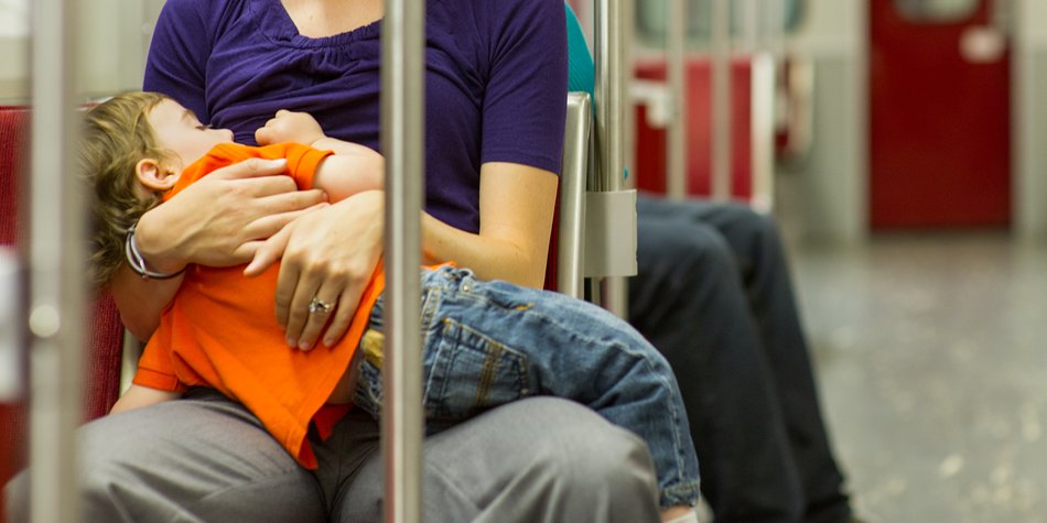 Langzeitstillen: Mama wird für Foto von stillendem Dreijährigem beschimpft Langzeitstillen: Mama wird für Foto von stillendem Dreijährigem beschimpft
