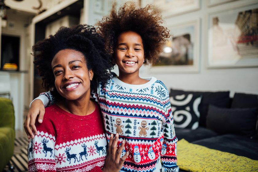 Mutter und Tochter in Weihnachtspullis