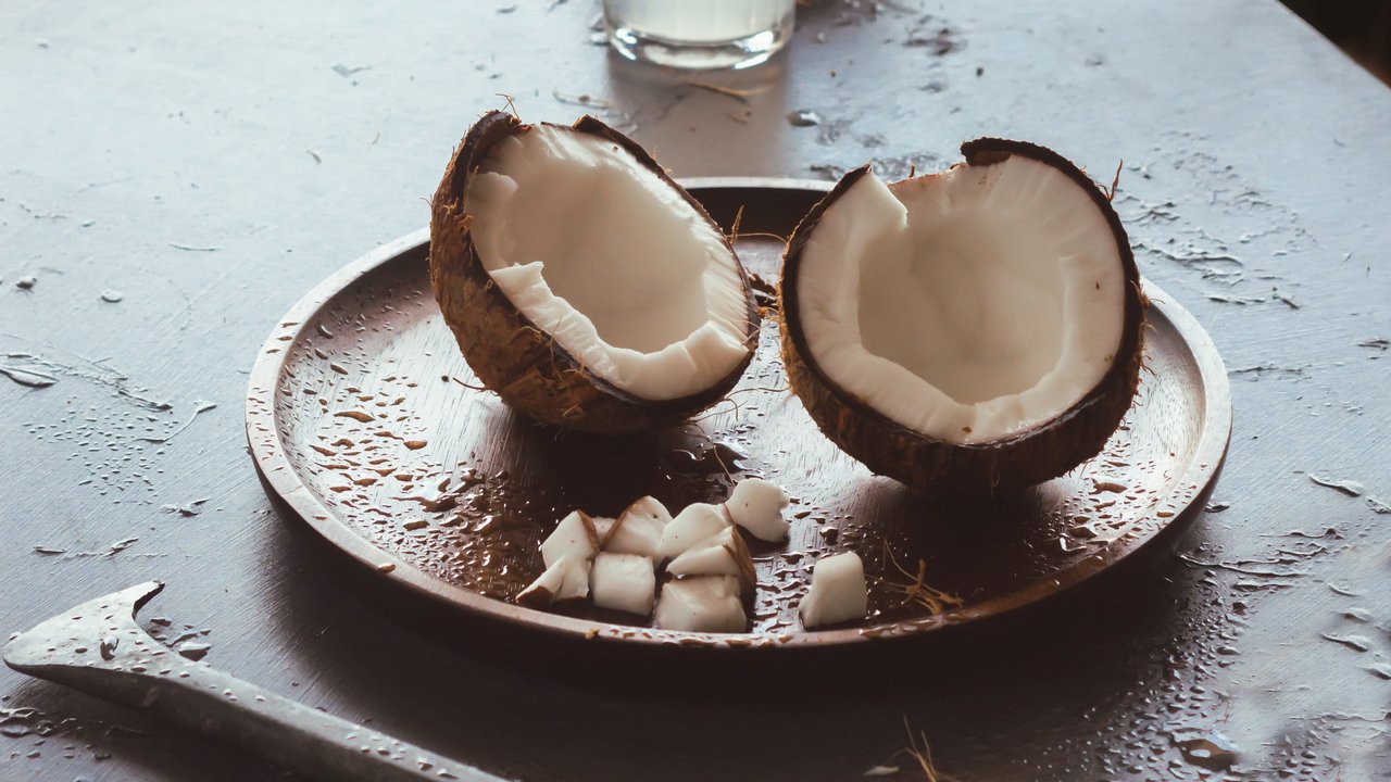 So einfach klappt das Essen der Kokosnuss