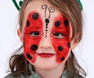 Einfach und schnell: So schminkst du dein Kind an Fasching als Marienkäfer oder Ladybug