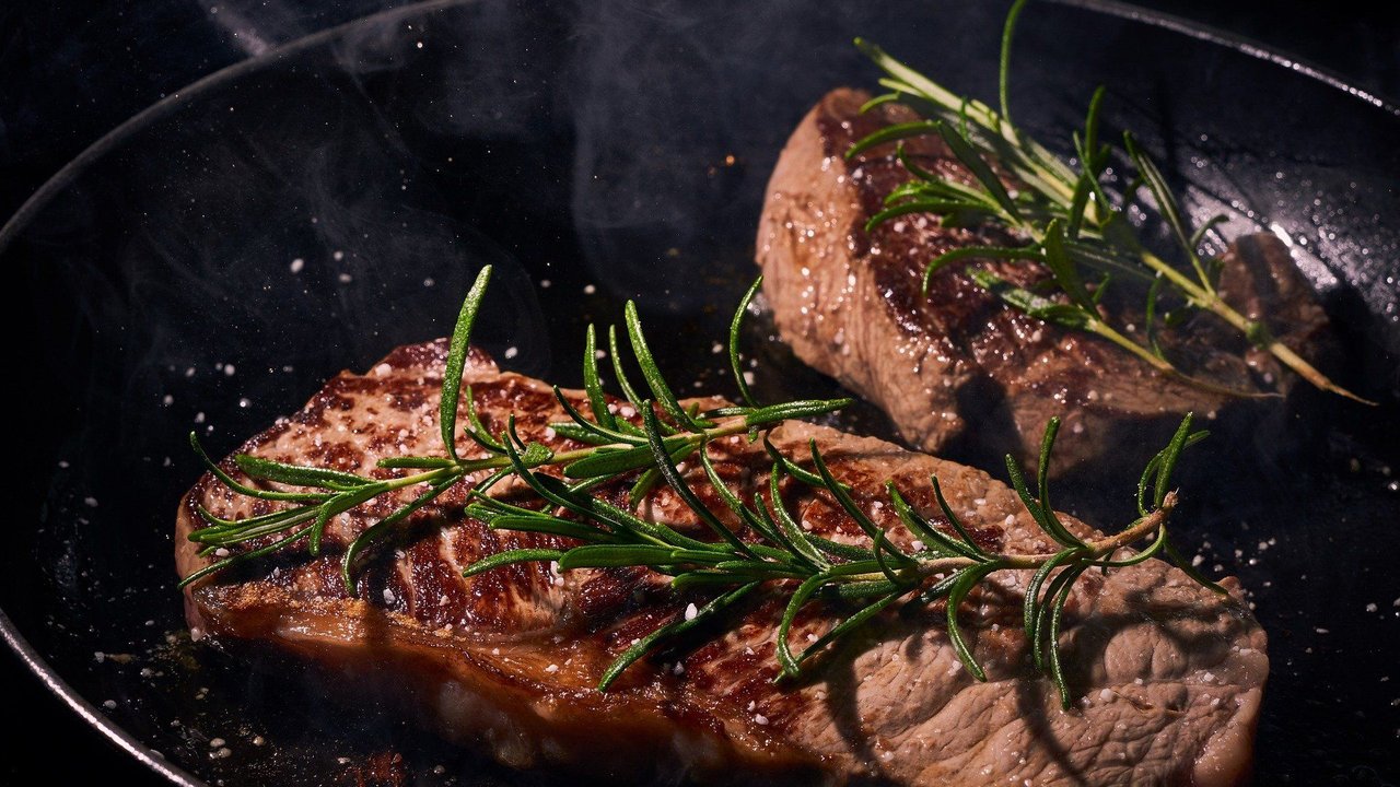 Perfekt gebratenes Steak mit frischem Rosmarin – Genuss pur!
