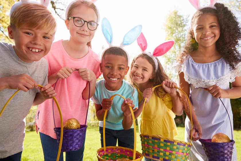Kinder mit Osterkörbchen