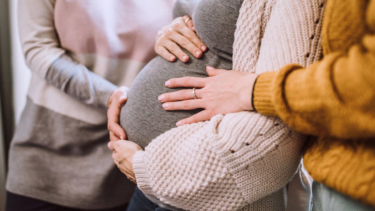 Mutter Trägt Das Kind Für Ihre Unfruchtbare Tochter Aus