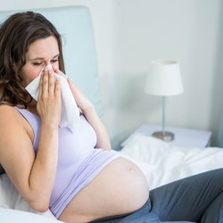Schwanger und Heuschnupfen? Eine Allergie-Expertin sagt, was Mama hilft und sicher fürs Baby ist