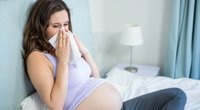 Schwanger und Heuschnupfen? Eine Allergie-Expertin sagt, was hilft und sicher fürs Baby ist