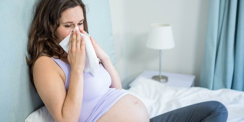 Schwanger + Heuschnupfen? Eine Allergie-Expertin sagt, was wirklich hilft und sicher fürs Baby ist