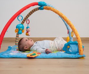 Spielbogen fürs Baby: Diese 5 Montessori-Modelle sind schön & sicher
