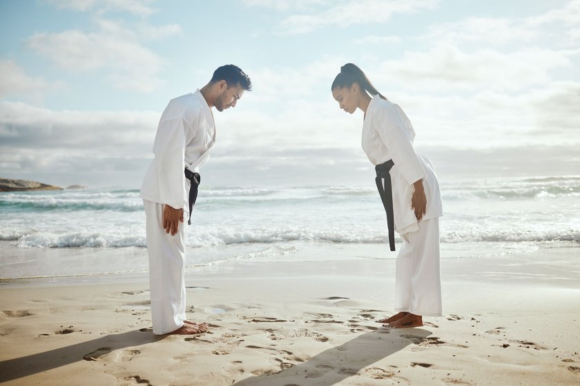 Zwei Kämpfer beim Judo, die sich verbeugen
