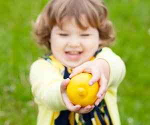 Zitrone fürs Baby: Wann ist der Biss in die saure Frucht erlaubt?