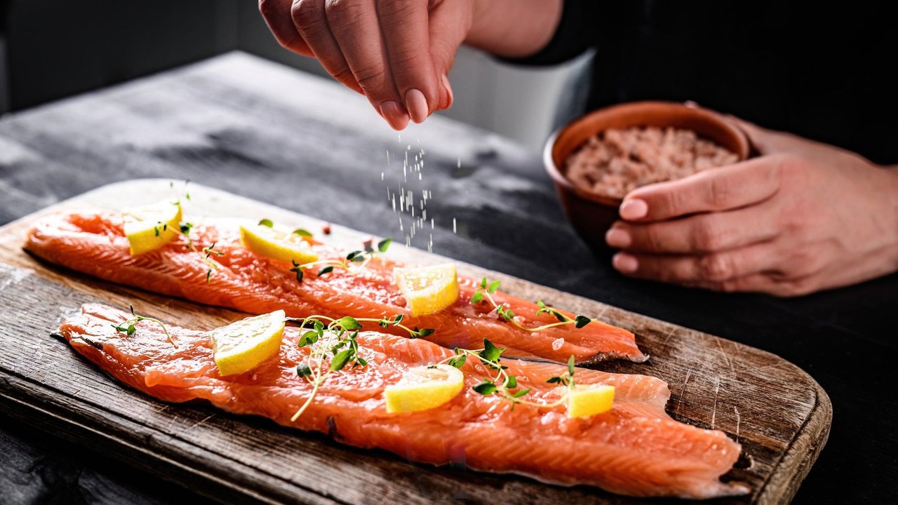 Salz&#x20;und&#x20;Zitrone&#x20;sind&#x20;beliebt,&#x20;um&#x20;Fisch&#x20;zu&#x20;w&#x00FC;rzen.