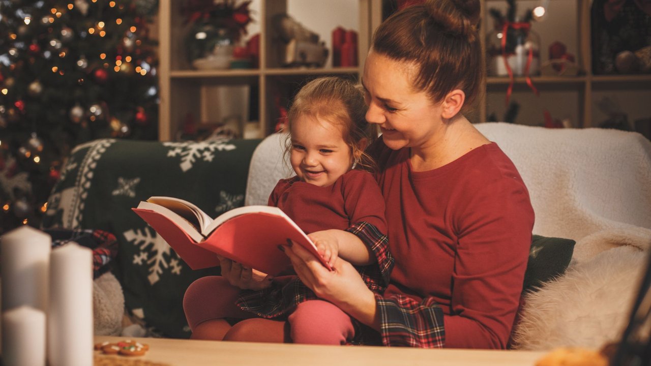 Kurze Weihnachtsgeschichten: Mama liest Tochter Geschichte vor