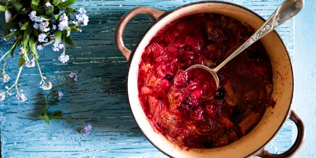 Lifehack: Mit diesem einfachen Trick bleibt Rhabarber beim Kochen schön rot