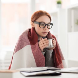 Frieren vor der Periode: Warum das vorkommen kann und was euch jetzt hilft