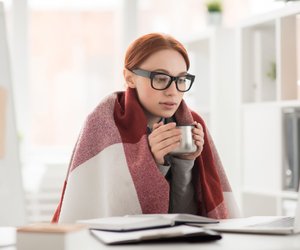 Frieren vor der Periode: Warum das vorkommen kann und was euch jetzt hilft