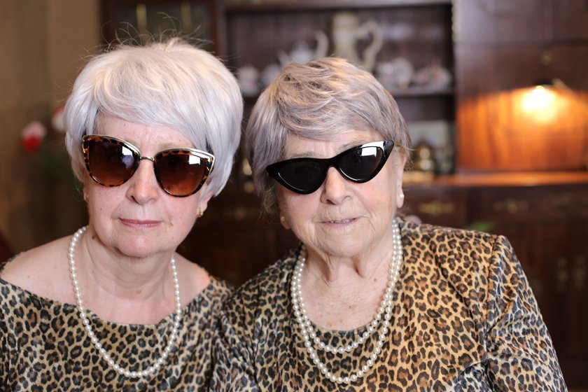 Zwei Seniorinnen im passenden Outfit
