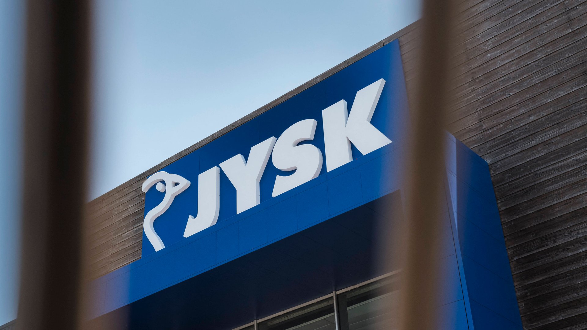 Tiefblauer Blickfang für den Flur Diese Sitzbank von Jysk wirkt teuer