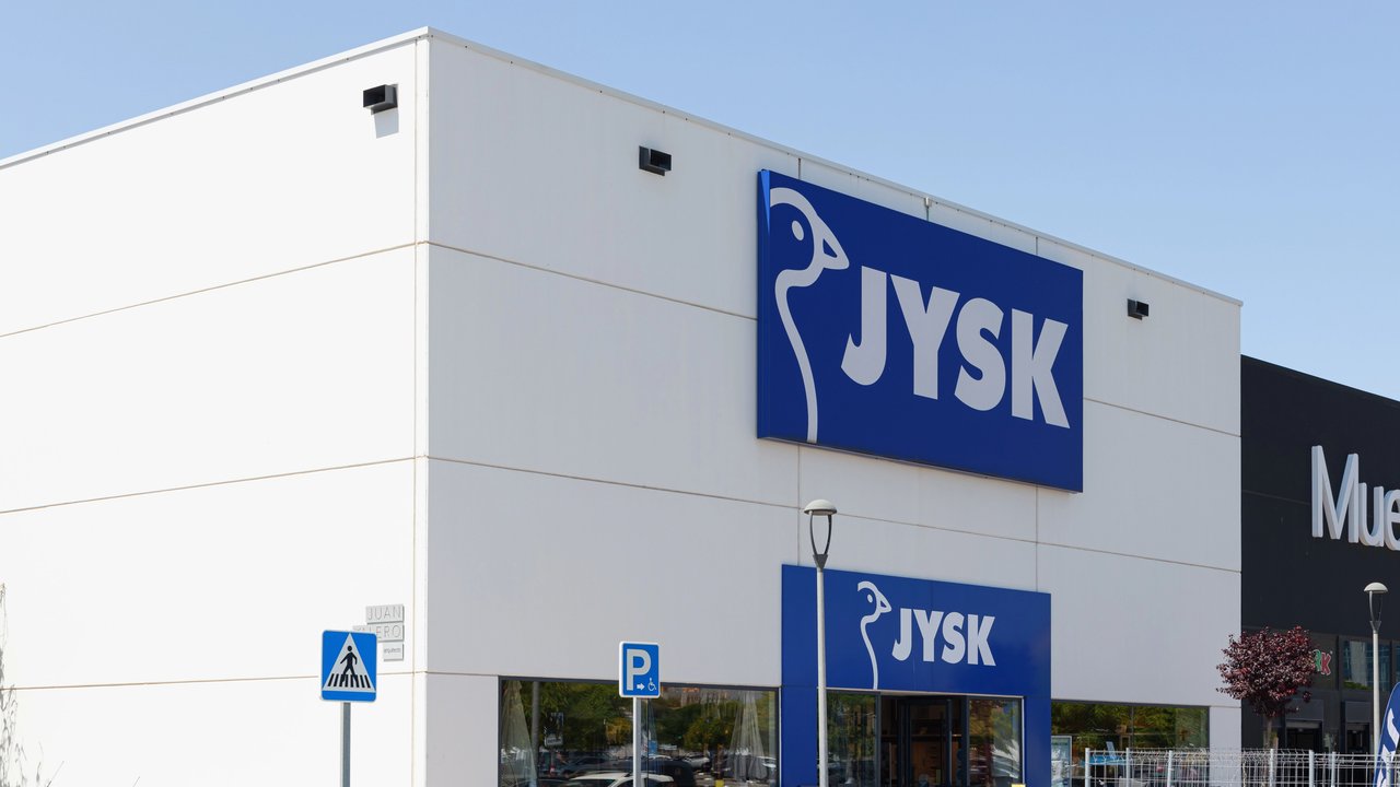 Jysk Logo an einem weißen Gebäude