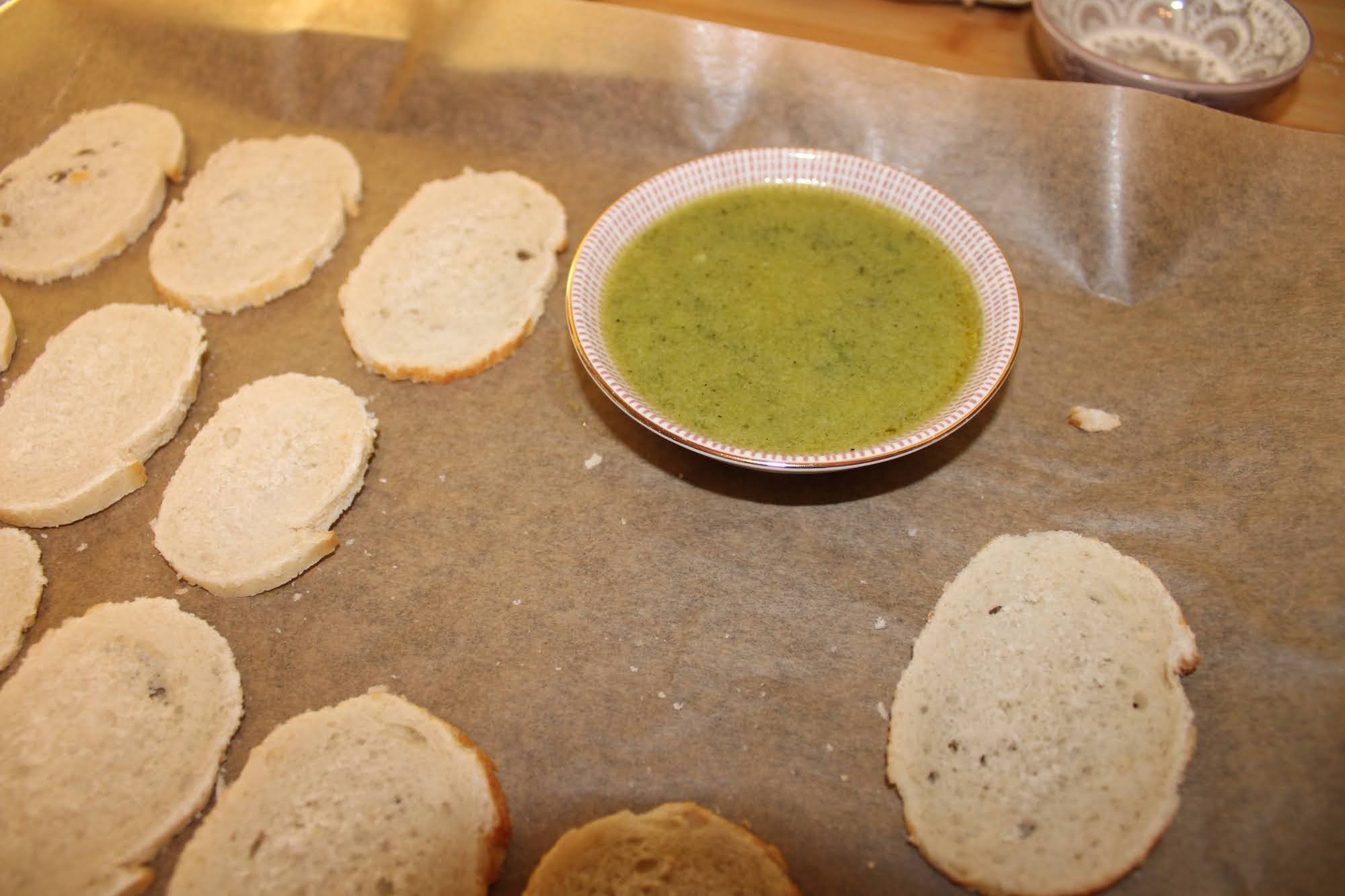 Brotchips selber machen: So gelingt der leckere Snack ganz fix