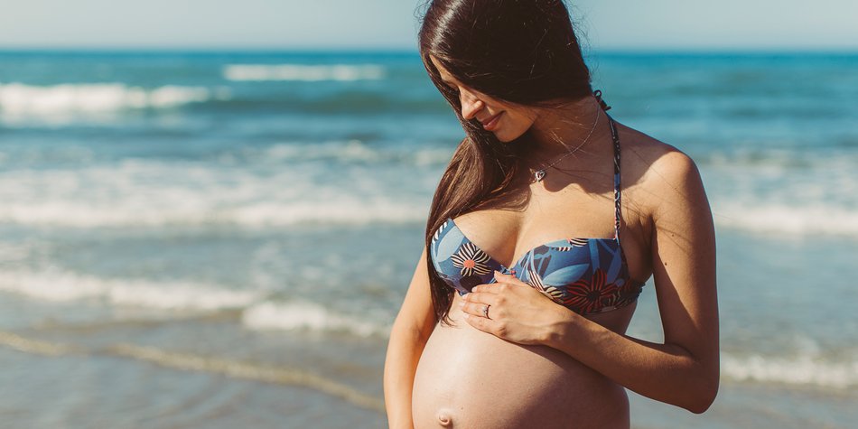 Schwangere frau nackt am strand