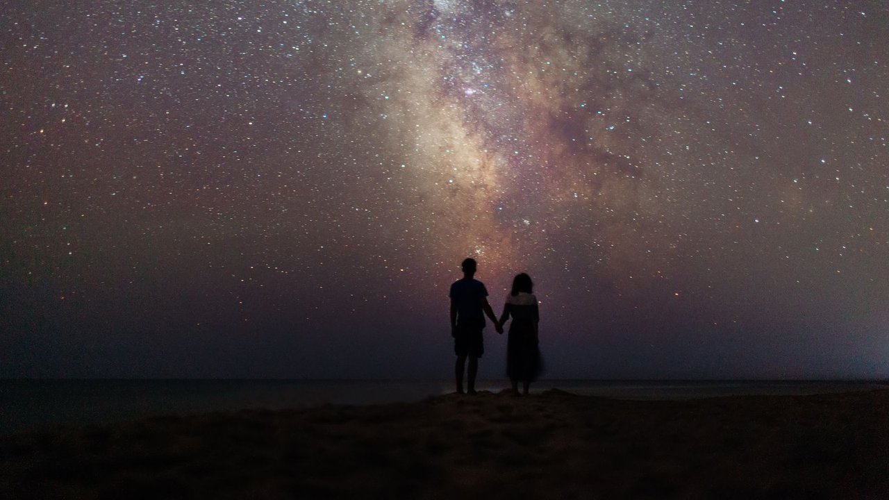 Pärchen geht unter dem Sternenhimmel spazieren