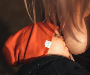 Mutter stillt ihr Baby – danach ist sein Gesicht ganz braun