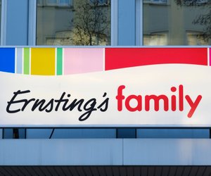 Neu bei Ernsting's family: Die Retro-Vase in gefliester Optik bringt gute Laune auf den Tisch