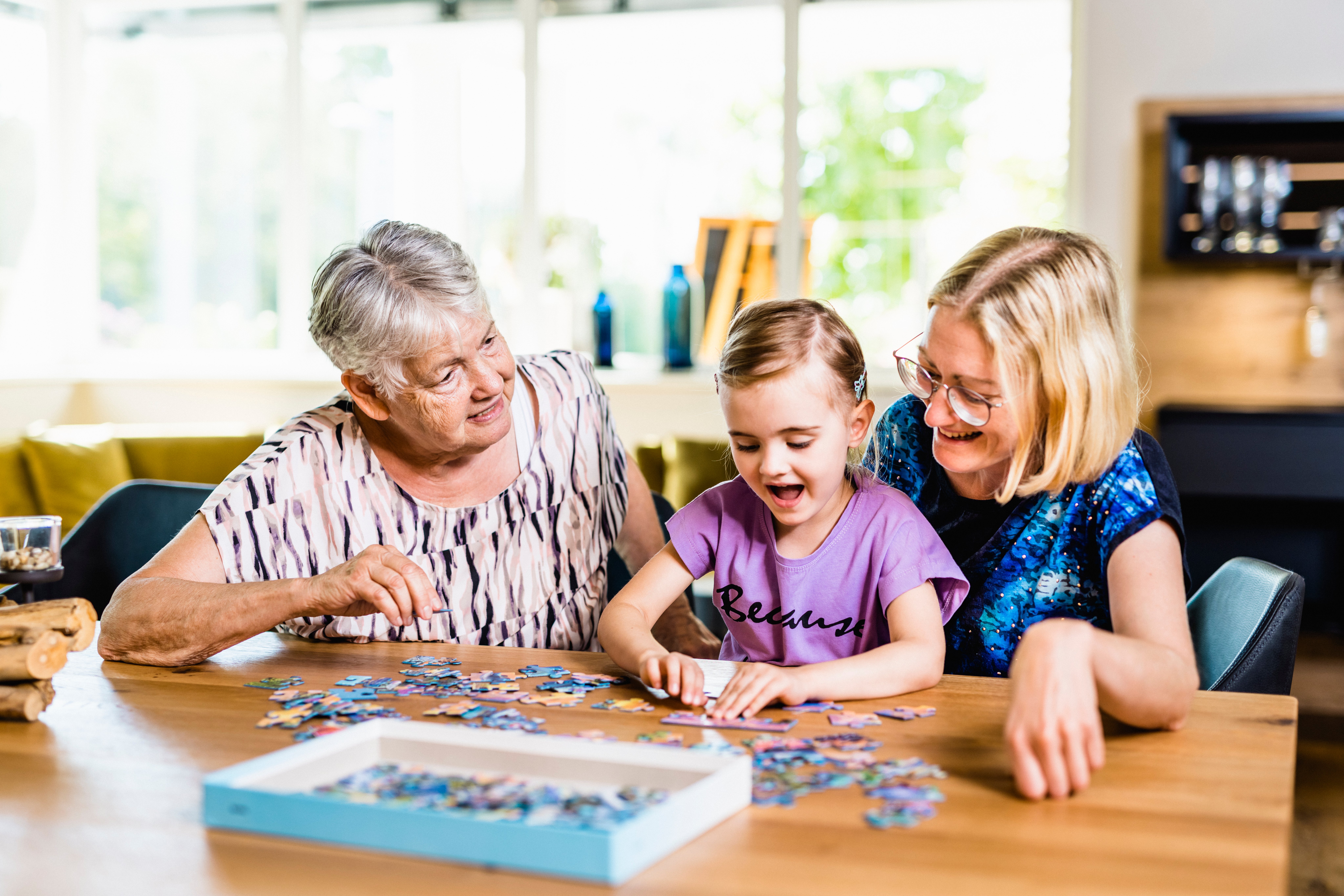 Oma, Mama und Tochter beim Puzzlen im "Wohnzimmer" des Wirthshof in Markdorf