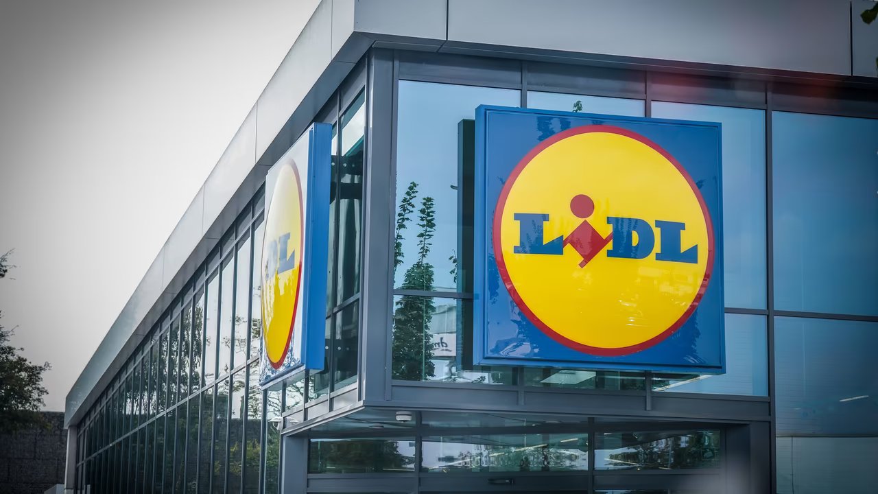 Bei Lidl bekommst du die günstige Lampe in Designeroptik.